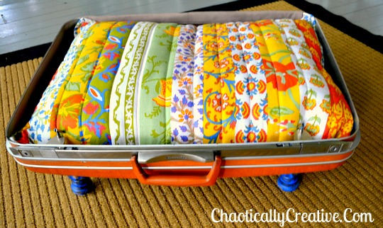 Old_suitcase_pet_bed